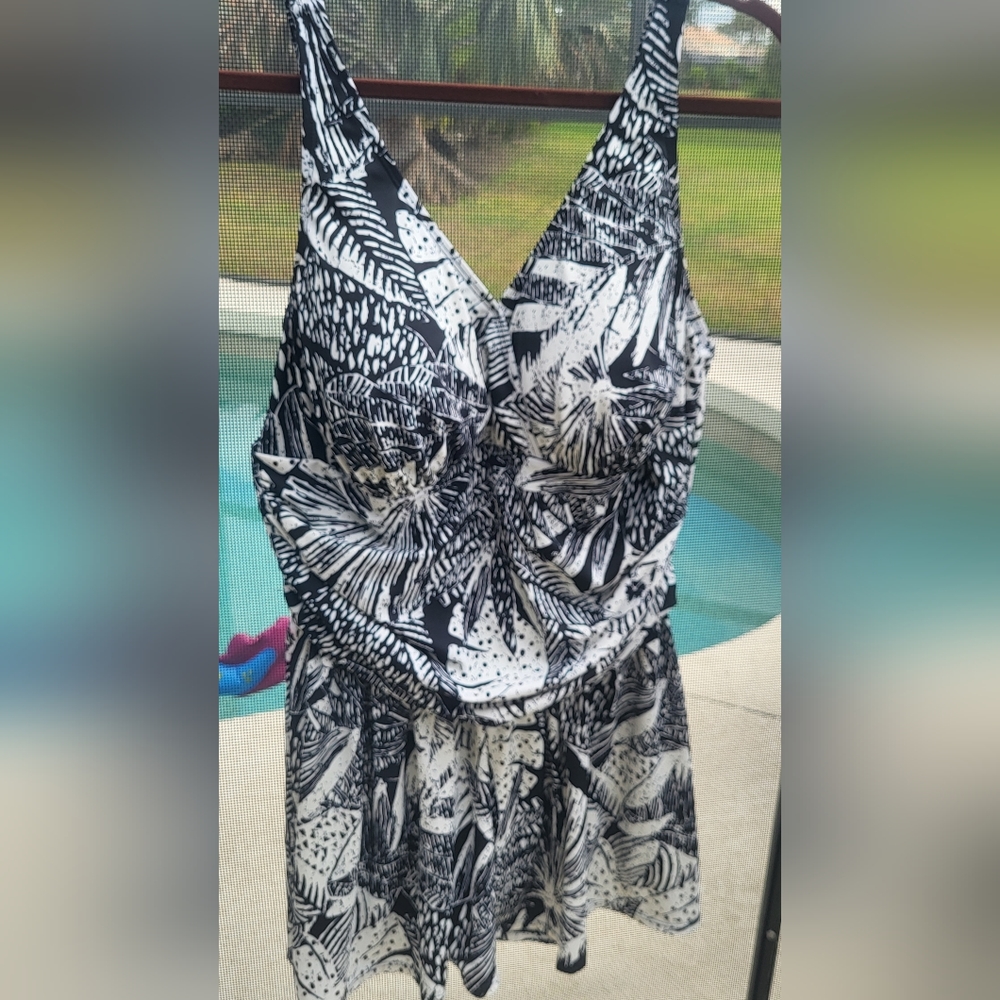 Skirted swimsuit black & white